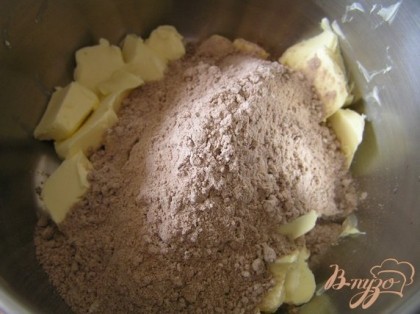 Сливочное масло порезать на кусочки. Отдельно смешать муку, сахар и какао, добавить к маслу, растереть, добавить яичный белок, замесить тесто.