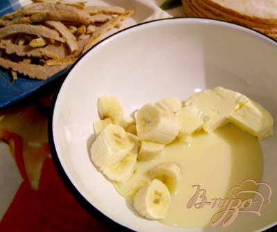 Крем банановый:1 небольшой банан + &#189; банки сгущенного молока + 50 гр. сливочного масла взбить миксером до однородного состояния.
