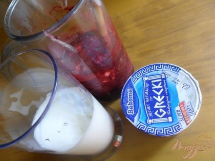 Ввести йогурт и белки в ягодную массу, аккуратно перемешивая ложкой движениями снизу вверх.