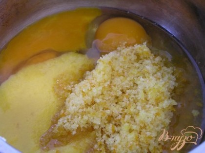 Приготовить апельсиновый крем. В миску насыпать сахар, добавить цедру апельсина. Хорошенько растереть с помощью вилки. В кастрюльку выложить яйца и апельсиновый сок, добавить апельсиновый сахар.
