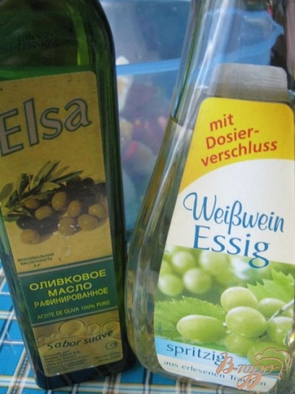 Из винного уксуса и оливкового масла делаем заправку.