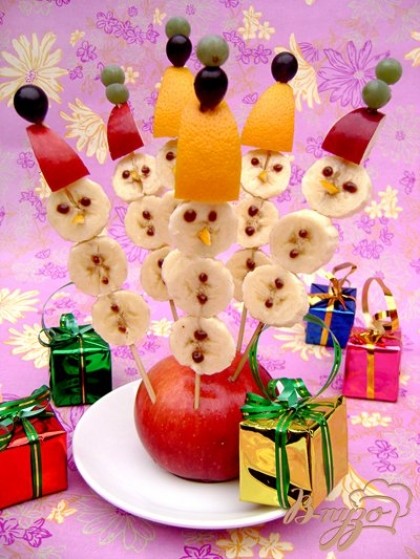 Готово! Воткнуть снеговичков в целое яблоко, на верх шапки прикрепить по однойдве виноградинки одинакового или разных цветов.Приятного аппетита!