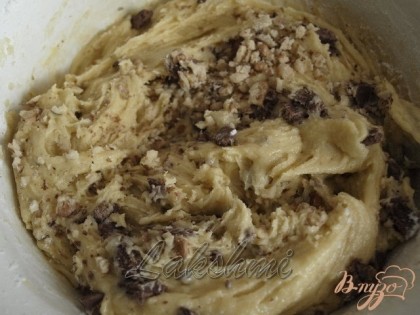 Нарубить орехи и шоколад и ввести их в тесто.Затем добавить груши.