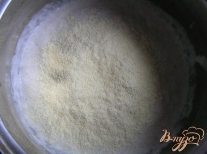 "Оживить" закваску и приготовить опару по рецепту http://vpuzo.com/vypechka/4026-pshenichnyy-hleb-na-hmelevoy-zakvaske.html до 10 шага включительно. Затем добавить соль, растительное масло, и кукурузную муку, перемешать.