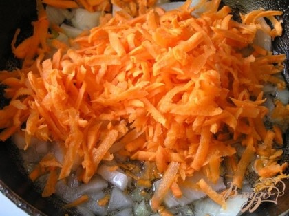 В это время отдельно обжарить лук, затем добавить морковь,