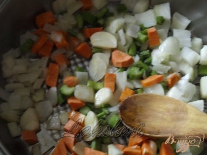 Нарезаем морковь,сельдерей,лук и чеснок.В кастрюле разогреваем оливковое масло,добавляем овощи и тушим помешивая 15 минут до мягкости.