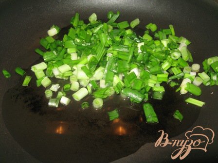 На сковородку или в сотейник наливаем растительное масло, 2-3 ст.л. Режем лук.