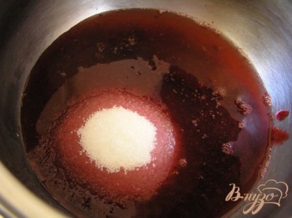 Смородиновое пюре (это измельченная свежая смородина, протертая через сито) смешать с водой и сахаром