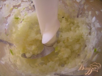 Крупно нарезать чеснок, имбирь и лук, измельчить в блендере.