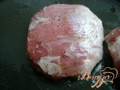 Мясо вынуть из пива, просушить и сразу обжарить отдельно от соуса на сливочном масле до готовности.