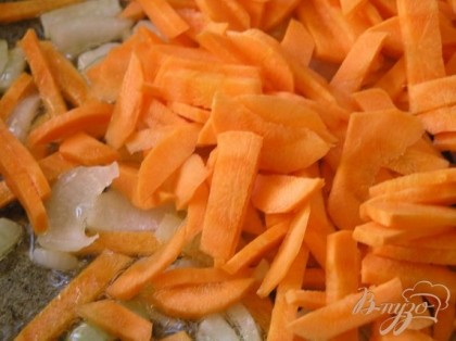 Обжарить лук и морковь на растительном масле,