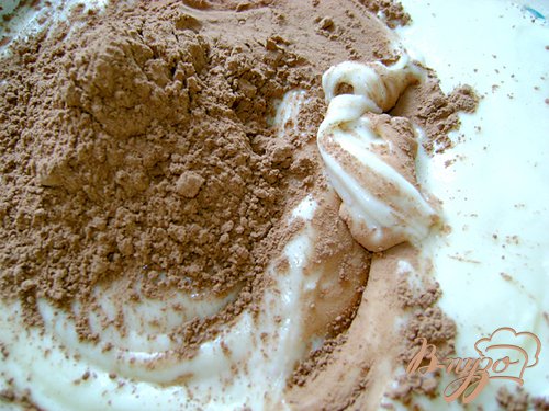 Разделить тесто на две части, в одну добавить какао. Форму смазать растительным маслом и посыпать слега мукой.