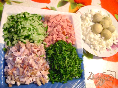В это время порезать куриное мясо, колбасу, огурец, зелень, белки яиц. Желтки натереть на мелкой тёрке.