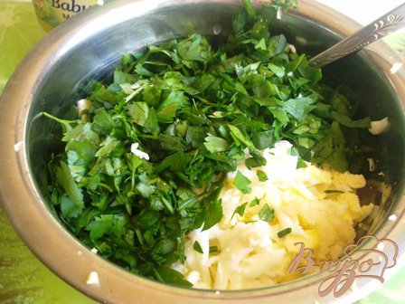 В сыр добавляем тертый на крупную терку отварные яйца, добавляем майонез, порезанную зелень и чеснок, выдавленный прессом.Все тщательно перемешиваем.