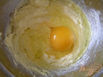Для теста. Сливочное масло растереть с сахаром, добавить ванилин, перемешать, добавить по одному яйца, перемешать.