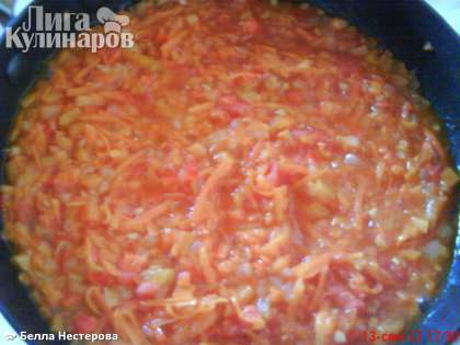 Добавить бланшированный очищенный и порезанный помидор, добавить кетчуп и 5 ст.л. бульона. Протушить мин. 7