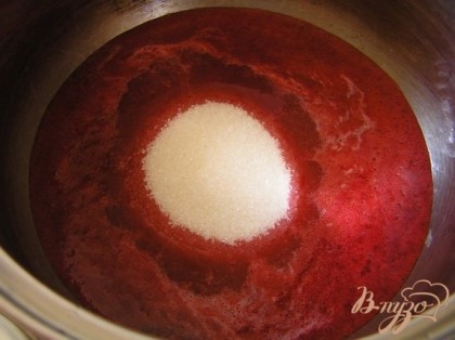 Полученное пюре перелить в миску, добавить воду и сахар, перемешать до растворения кристаллов сахара.
