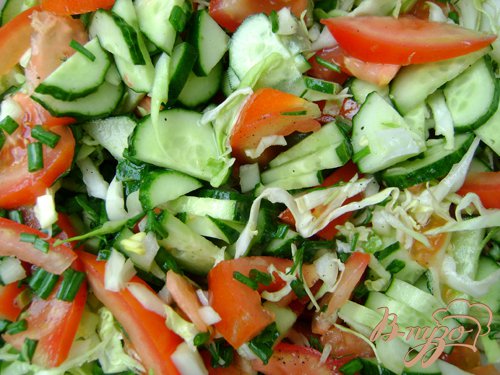Готово! Перемешать салат и заправить подсолнечным маслом. Подавать сразу после заправки, украсив зеленью.Приятного аппетита!