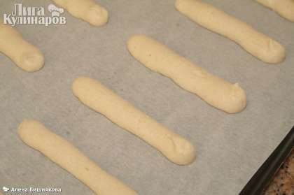 Застелить противень бумагой для выпечки. Выложить печенье. Выпекать при температуре 180 градусов Цельсия в течение 10-15 минут (зависит от вашей духовки).