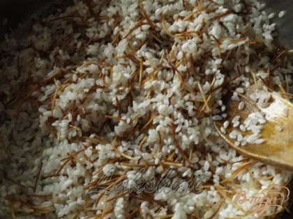 Добавляем промытый рис,перемешиваем и жарим вместе пару минут.