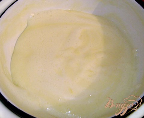 В небольшую кастрюльку вылить лимонный сок, добавить 3 яйца и 150 гр. сахара, предварительно взбитые. Поставить кастрюльку на водяную баню. Постоянно помешивая, довести смесь до состояния густой сметаны(около 10-13 мин.). Снять кастрюлю с плиты. 