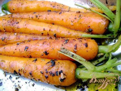 Разогреть на сковороде оливковое масло, добавить в него специи, слегка их прогреть на медленном огне, выложить на сковороду морковь и обжаривать со всех сторон.