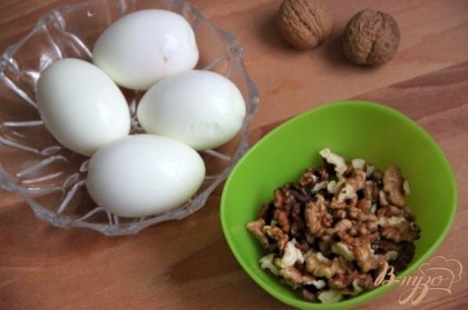 Яйца очистить от скорлупы, очистить чеснок и орехи.