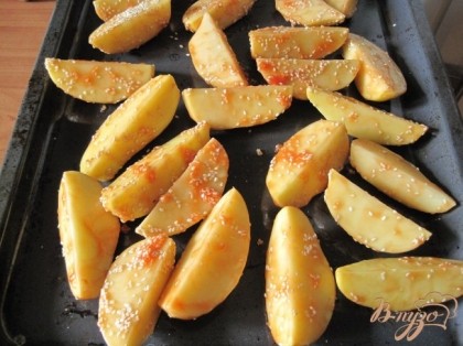 Картофель хорошо вымыть, нарезать на 4 части.  Картофель смазать смесью соль, масла, соуса и кунжута.Выложить на противень и запечь в предварительно нагретой духовке до 200гр минут 45, картофель должен подрумяниться.