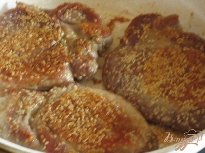 На хорошо разогретой сковороде обжарить мясо с двух сторон .