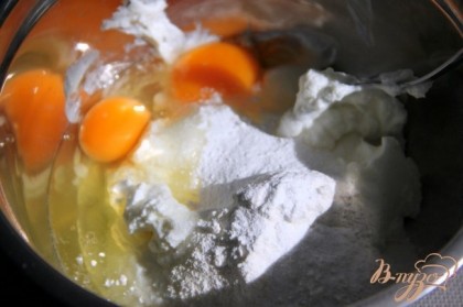 Добавить в творог  муку, сахар, соль, разрыхлитель. Вбить яйца, вымешать до однородной консистенции.