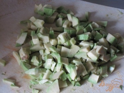 Перец разрезать и удалить косточки. Нарезать тонкой соломкой.Очистить авокадо и нарезать кубиками.