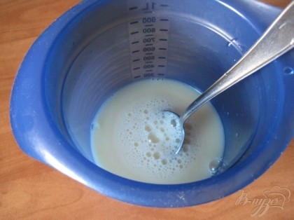 В мерном стакане размешать яйца, соль, уксус. Добавить холодной воды до отметки 250мл. Сделала это сразу, чтобы потом не отвлекаться и поставила в холодильник.Муку просеять на стол.