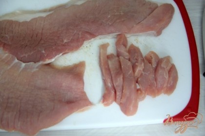 Мясо нарезать на очень тонкие плоские кусочки.