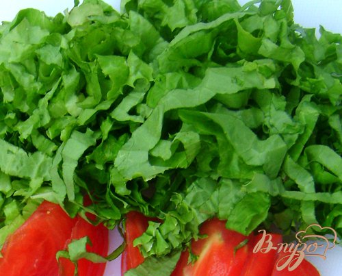 Овощи промыть, помидоры нарезать дольками, зелёный салат полосочками.