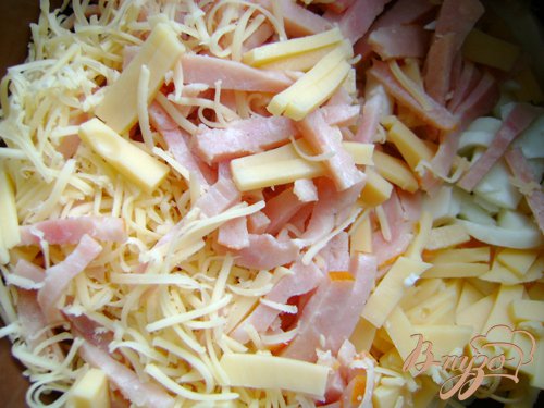 Ветчину, сыр(150 гр.) нарезать брусочками, 50 гр. сыра натереть на тёрке и смешать сыр с ветчиной.