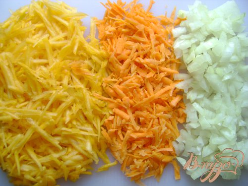 Картофель почистить и отварить до полуготовности в воде или бульоне. В это время тыкву, морковь, лук почистить, тыкву и морковь натереть на крупной тёрке, а  лук измельчить.