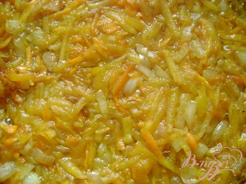 Обжарить подготовленные овощи на растительном масле, добавить к картофелю.