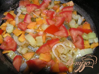 На растительном масле обжарить нарезанные лук, морковь, сельдерей и помидор,