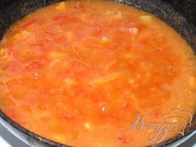 добавить томатную пасту, разведенную в воде, и муку, готовить помешивая 5-7 минут,