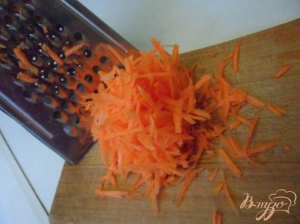 Морковь натереть на крупной тёрке.