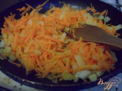 В сковороде разогреть растительное масло и спассеровать морковь и лук. Остудить.