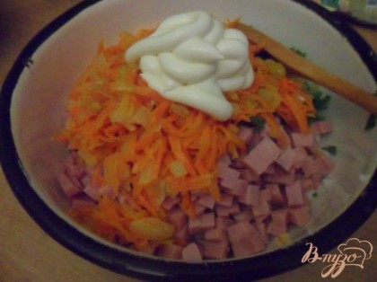 В миске смешать ветчину, яйца, болгарский перец, морковь с луком. Слить жидкость с фасоли. Добавить фасоль и заправить майонезом. Перемешать.