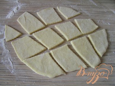 Тесто раскатать толщиной 2-4 мм, вырезать печенья произвольной формы. Каждое печенье обмакнуть в ванильный сахар с одной стороны.