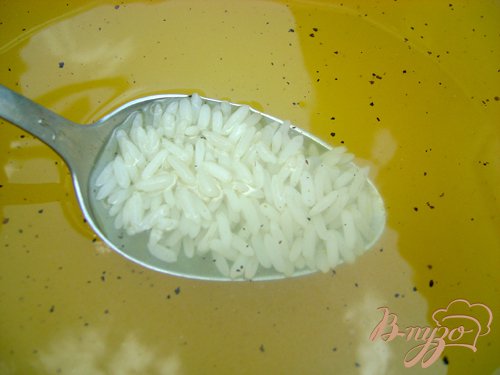 Закипятить воду, посолить, поперчить её, добавить куркуму и сварить в ней рис до готовности.