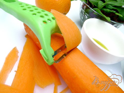 Салат и шпинат промыть, обсушить. Морковь почистить и специальной тёркой нарезать тонкими длинными ломтиками, апельсин почистить и отделить от белых перегородок. Кунжут обжарить на сухой сковороде несколько секунд.