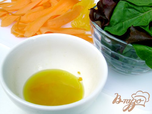 Для заправки сок 2 долек апельсина смешать с оливковым маслом. Выложить салат, шпинат, морковь, апельсин на широкое плоское блюдо, полить апельсиново-оливковой  заправкой, посыпать сверху кунжутом и подать к столу.