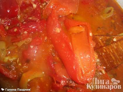 Затем нарезанный перец опустить в  соус и довести до кипения, потом кипятить 10-15 минут, помешивая.