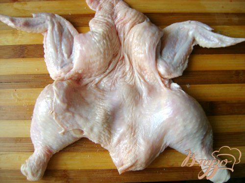 С курицы снять кожу, оставив крылья и ножки(голяшки). Нужно постараться, чтобы кожа осталась целой. С костей снять филе и пропустить через мясорубку.