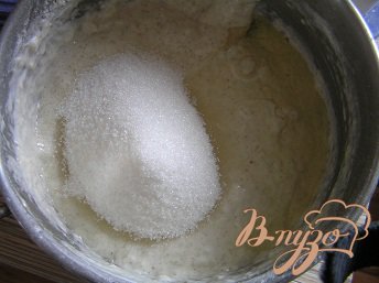 Затем к опаре добавить сахар, соль, ванилин, растительное масло