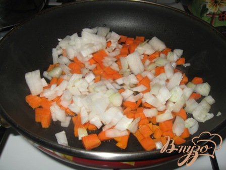 Режем морковь и лук и кладем в сковороду с растительным маслом.